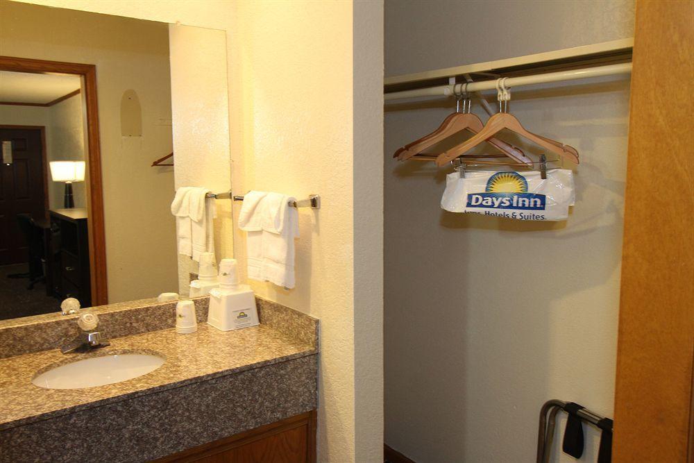 Days Inn Kansas City-Worlds Of Fun Eksteriør billede