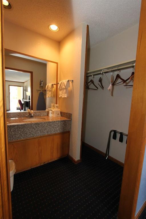 Days Inn Kansas City-Worlds Of Fun Eksteriør billede