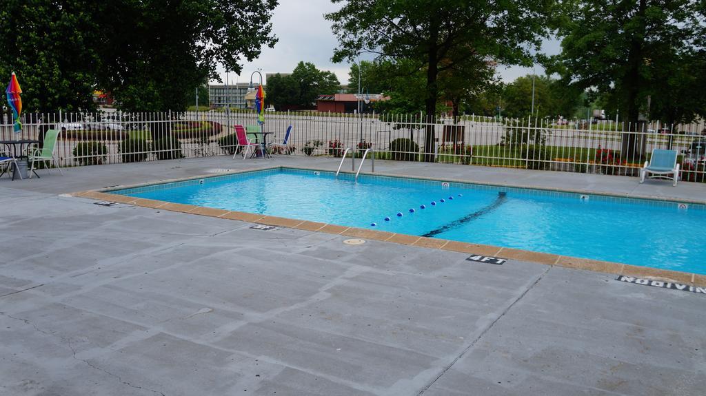 Days Inn Kansas City-Worlds Of Fun Eksteriør billede