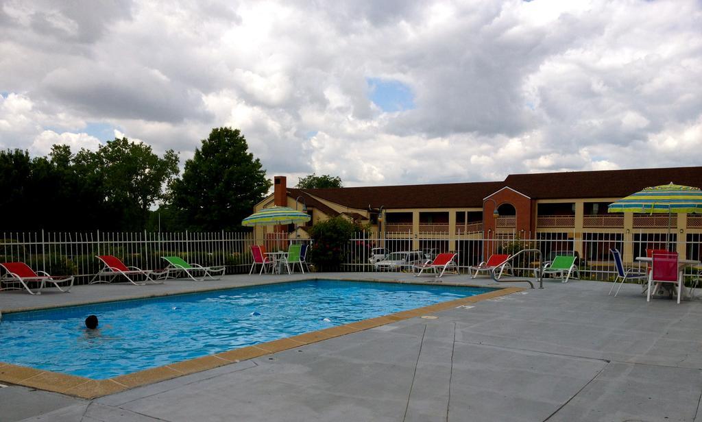Days Inn Kansas City-Worlds Of Fun Eksteriør billede